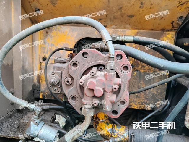 液壓泵艙室正面整體(整機外觀) 液壓泵艙室正面整體(整機外觀)