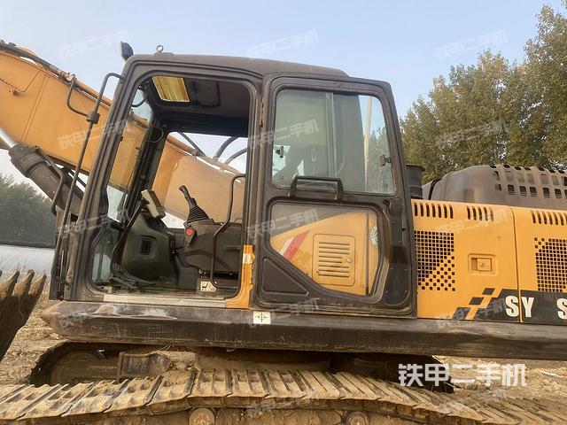 駕駛室整體(整機(jī)外觀) 駕駛室整體(整機(jī)外觀)