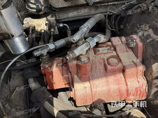 液壓泵艙室正面整體(整機外觀) 液壓泵艙室正面整體(整機外觀)