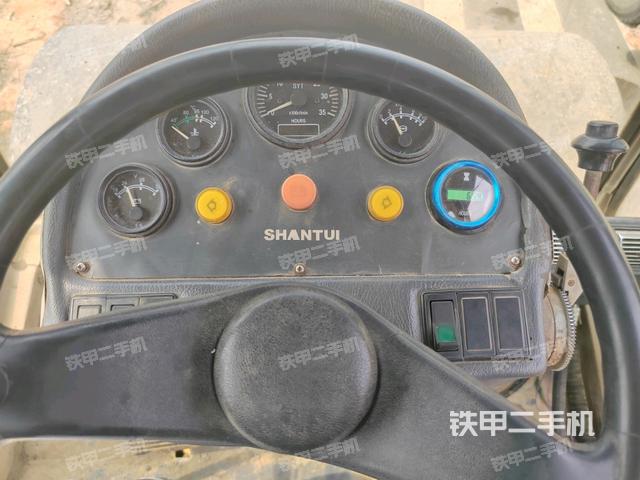 駕駛室內(nèi)座椅、儀表操作手柄全景（壓路機(jī)駕駛室）