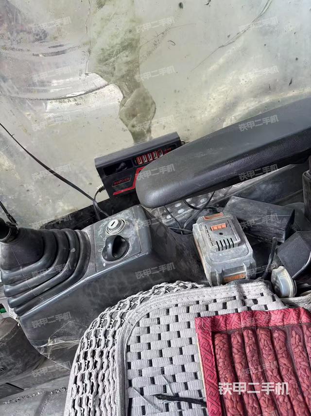 駕駛室整體(整機(jī)外觀) 駕駛室整體(整機(jī)外觀)