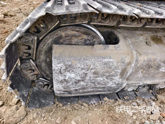 左驅(qū)動輪（行走機構(gòu)）