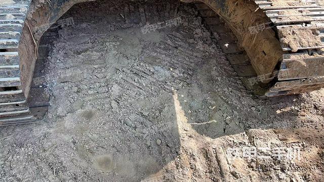 轉(zhuǎn)盤和下車架正前（工作和回轉(zhuǎn)裝置）