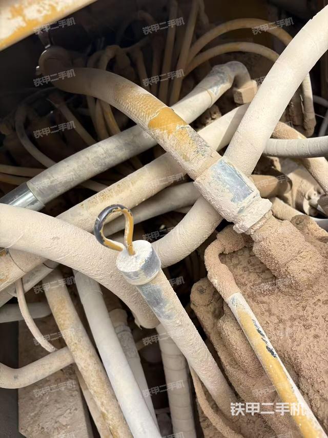 回轉(zhuǎn)馬達(dá)和主控閥(整機(jī)外觀) 回轉(zhuǎn)馬達(dá)和主控閥(整機(jī)外觀)