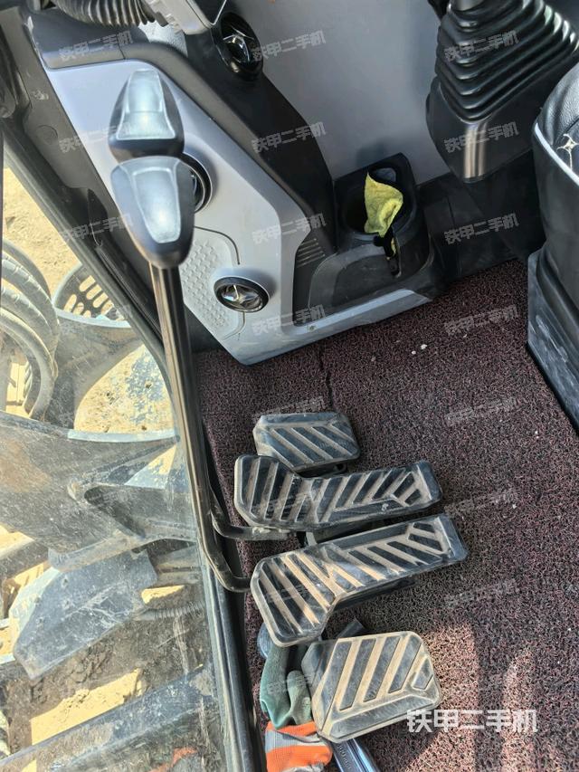 行走控制手柄和踏板?俯拍（駕駛室部分）