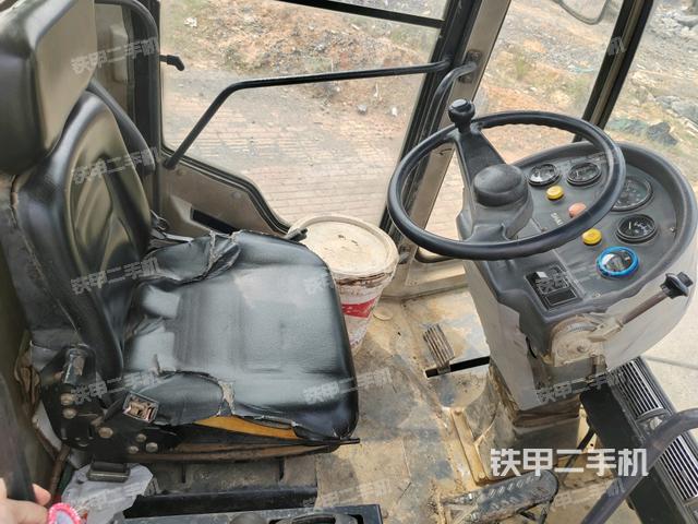 操作臺(tái)全景（壓路機(jī)駕駛室）