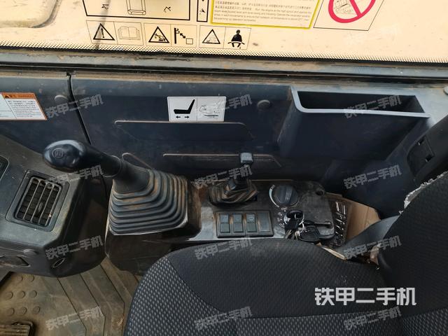 座椅右側(cè)控制臺/鑰匙門/油門/含右手柄(駕駛室部分) 座椅右側(cè)控制臺/鑰匙門/油門/含右手柄(駕駛室部分)