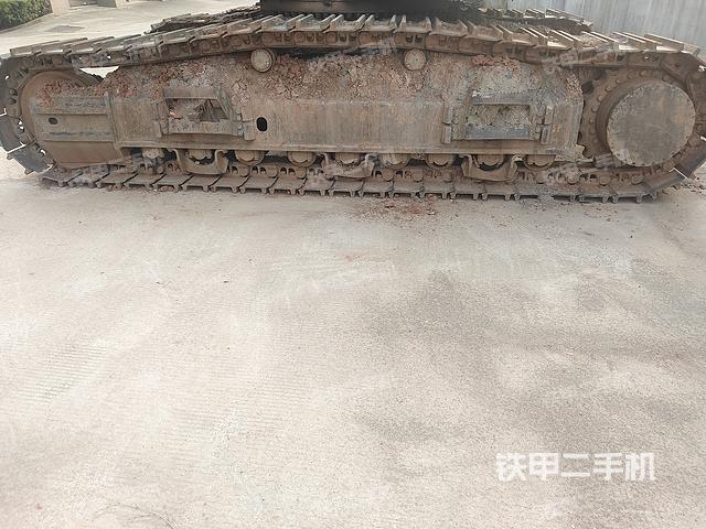 單側(cè)履帶整體(整機(jī)外觀) 單側(cè)履帶整體(整機(jī)外觀)