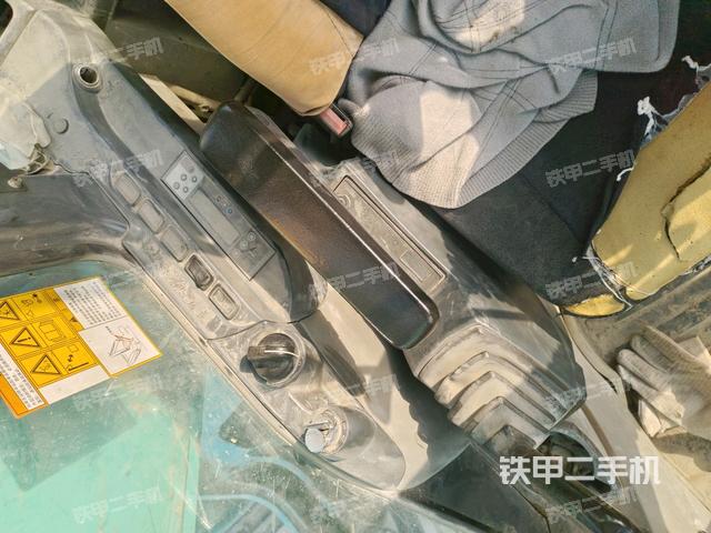 座椅右側(cè)控制臺(tái)/鑰匙門(mén)/油門(mén)/含右手柄(駕駛室部分) 座椅右側(cè)控制臺(tái)/鑰匙門(mén)/油門(mén)/含右手柄(駕駛室部分)