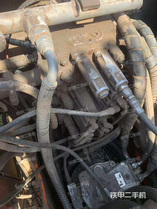 回轉(zhuǎn)馬達(dá)和主控閥（整機(jī)外觀）