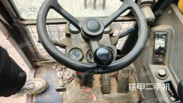 行走控制手柄和踏板?俯拍(駕駛室部分) 行走控制手柄和踏板?俯拍(駕駛室部分)