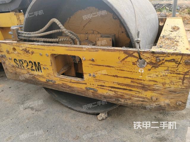 前車(chē)架正左側(cè)（壓路機(jī)前后車(chē)架）