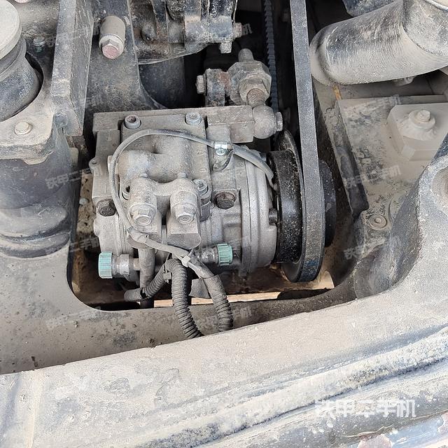 液壓泵艙室正面整體（整機外觀）