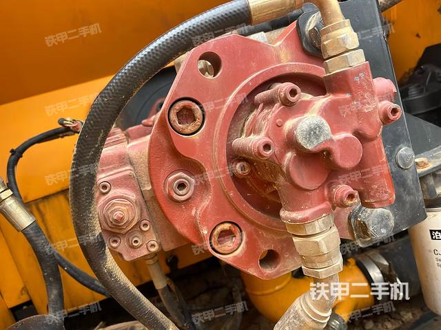 液壓泵艙室正面整體（整機外觀）