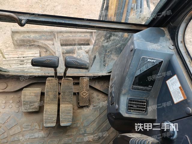 行走控制手柄和踏板?俯拍(駕駛室部分) 行走控制手柄和踏板?俯拍(駕駛室部分)