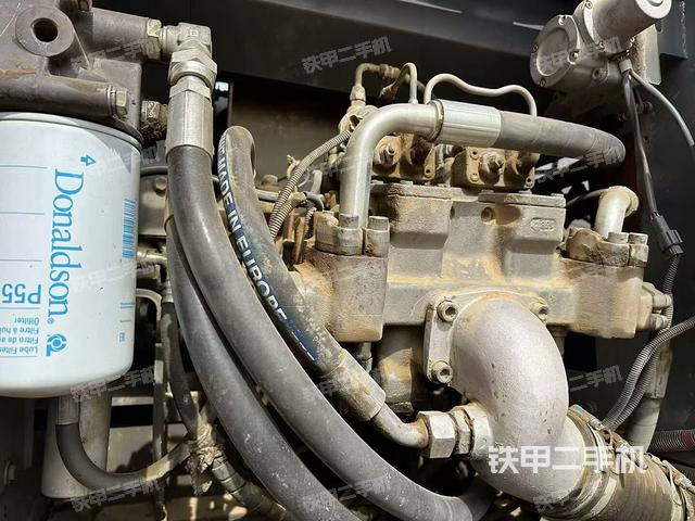 液壓泵艙室正面整體（整機外觀）