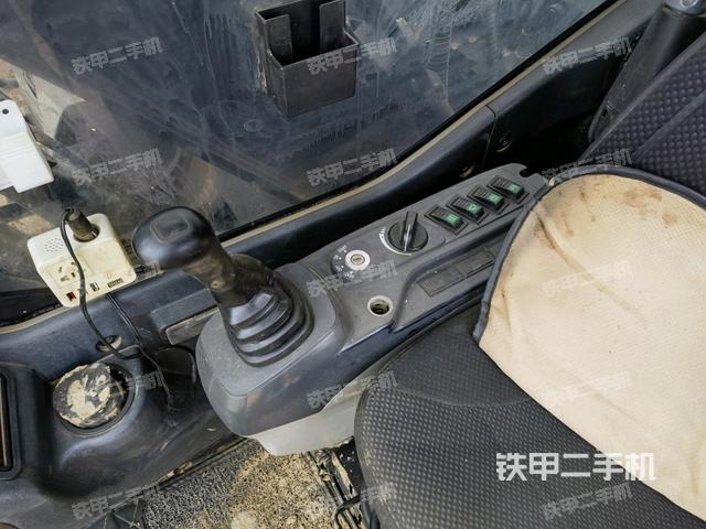 座椅右側(cè)控制臺/鑰匙門/油門/含右手柄(駕駛室部分) 座椅右側(cè)控制臺/鑰匙門/油門/含右手柄(駕駛室部分)