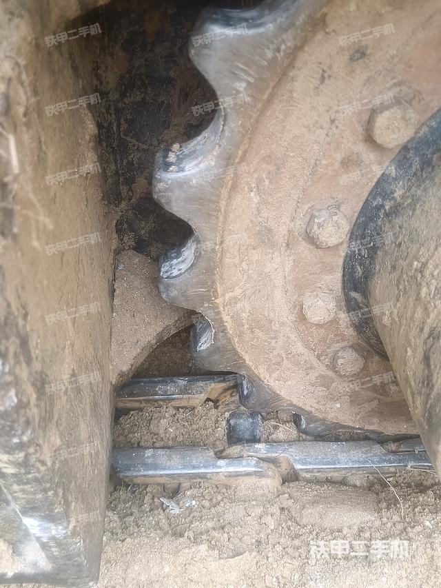 單側(cè)履帶整體(整機(jī)外觀) 單側(cè)履帶整體(整機(jī)外觀)