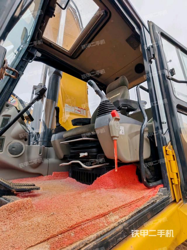 座椅右側(cè)控制臺(tái)/鑰匙門/油門/含右手柄（駕駛室部分）