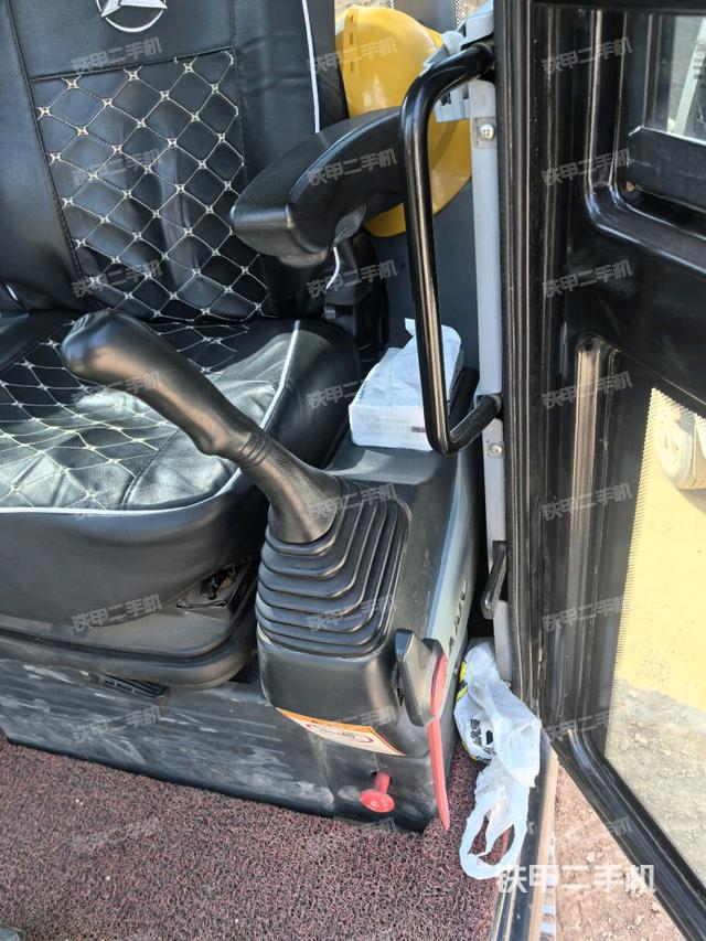 座椅右側(cè)控制臺(tái)/鑰匙門/油門/含右手柄（駕駛室部分）