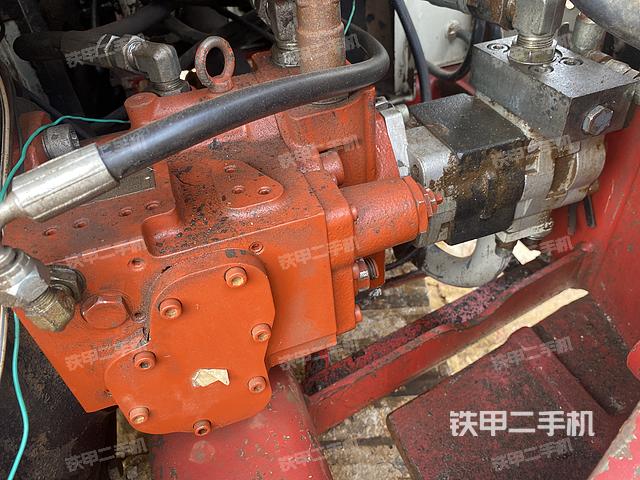 液壓泵艙室正面整體（整機外觀）