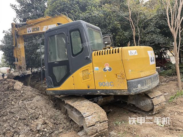駕駛室頂部(整機(jī)外觀) 駕駛室頂部(整機(jī)外觀)