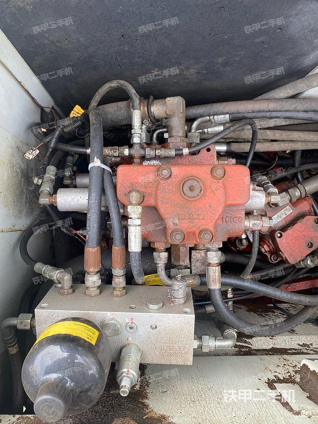 回轉(zhuǎn)馬達和主控閥（整機外觀）