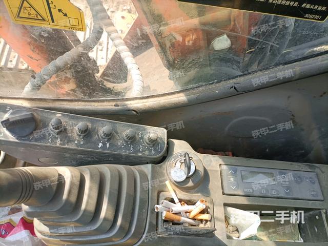 座椅右側(cè)控制臺/鑰匙門/油門/含右手柄(駕駛室部分) 座椅右側(cè)控制臺/鑰匙門/油門/含右手柄(駕駛室部分)