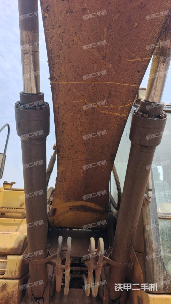 大臂油缸整体 竖拍（工作和回转装置）