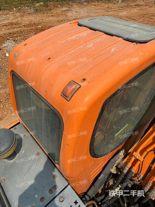 駕駛室頂部(整機(jī)外觀) 駕駛室頂部(整機(jī)外觀)