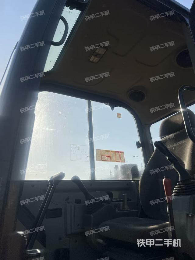 駕駛室整體(整機外觀) 駕駛室整體(整機外觀)