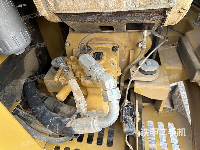 液压泵舱室正面整体（整机外观）