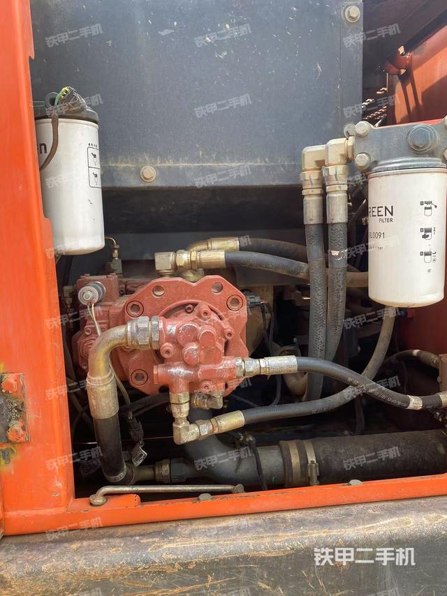 液压泵舱室正面整体（整机外观）