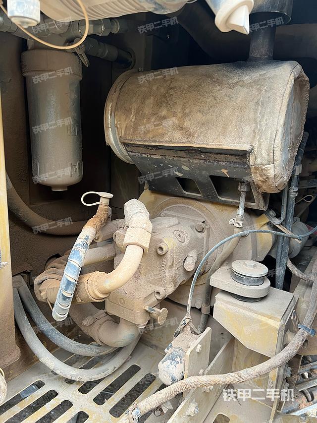 液压泵舱室正面整体（整机外观）