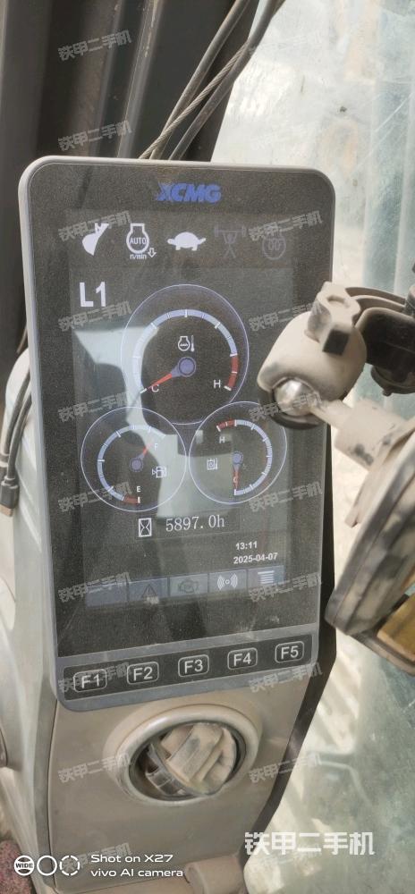 駕駛室頂部(整機(jī)外觀) 駕駛室頂部(整機(jī)外觀)