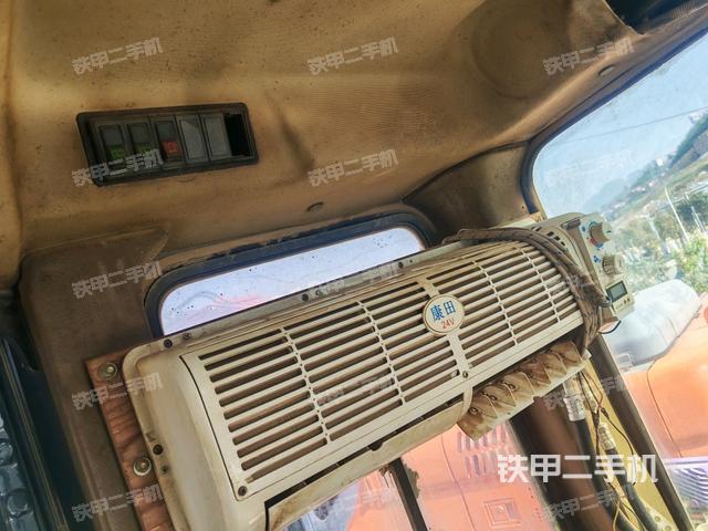 駕駛室內(nèi)部頂部(推土機駕駛室) 駕駛室內(nèi)部頂部(推土機駕駛室)