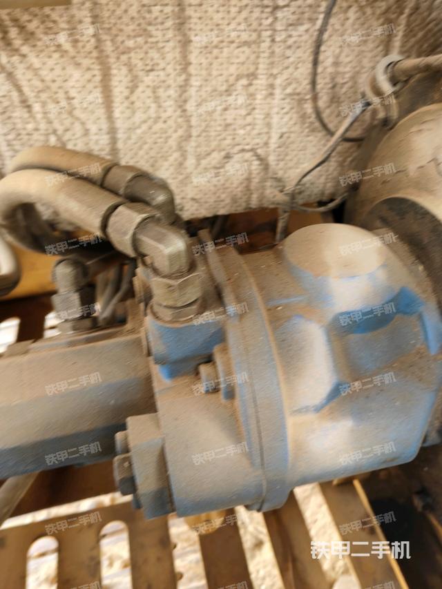 液壓泵艙室正面整體(整機外觀) 液壓泵艙室正面整體(整機外觀)