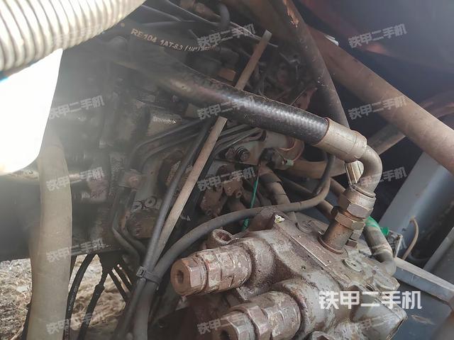 回轉(zhuǎn)馬達(dá)和主控閥（整機(jī)外觀）