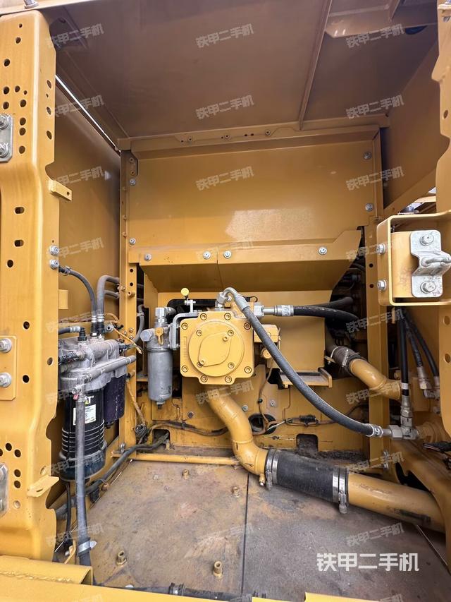 液压泵舱室正面整体（整机外观）