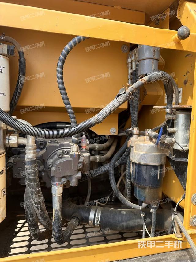 液壓泵艙室正面整體(整機(jī)外觀) 液壓泵艙室正面整體(整機(jī)外觀)