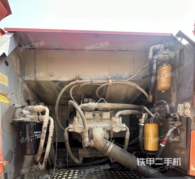 液压泵舱室正面整体（整机外观）