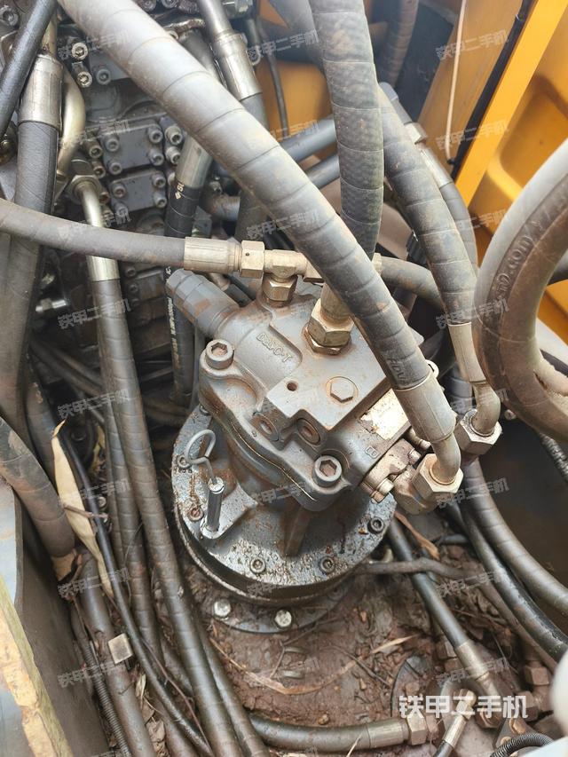 回转马达和主控阀（整机外观）