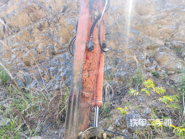 小臂整體左后(工作和回轉裝置) 小臂整體左后(工作和回轉裝置)