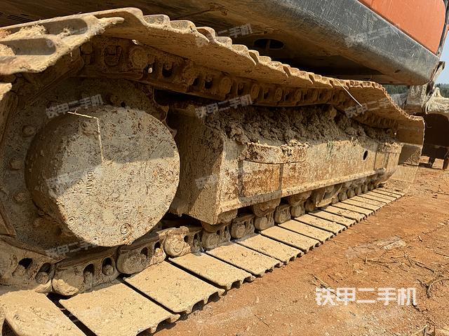 單側(cè)履帶整體(整機(jī)外觀) 單側(cè)履帶整體(整機(jī)外觀)