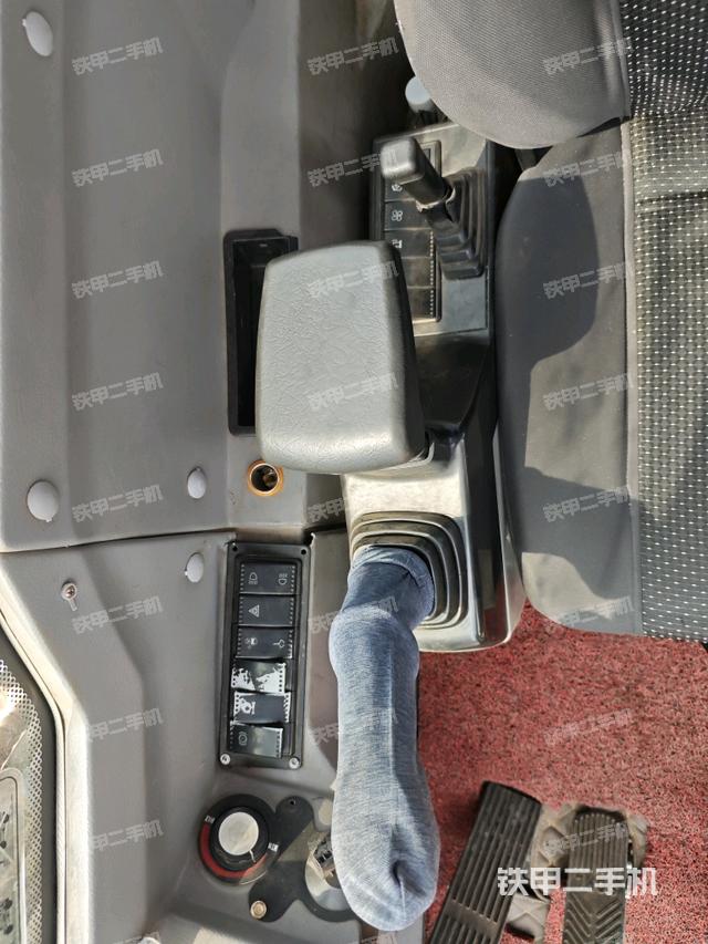 座椅右侧控制台/钥匙门/油门/含右手柄（驾驶室部分）