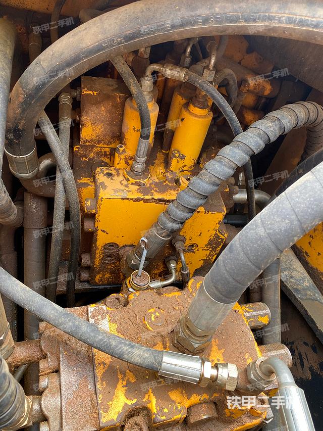 回转马达和主控阀（整机外观）