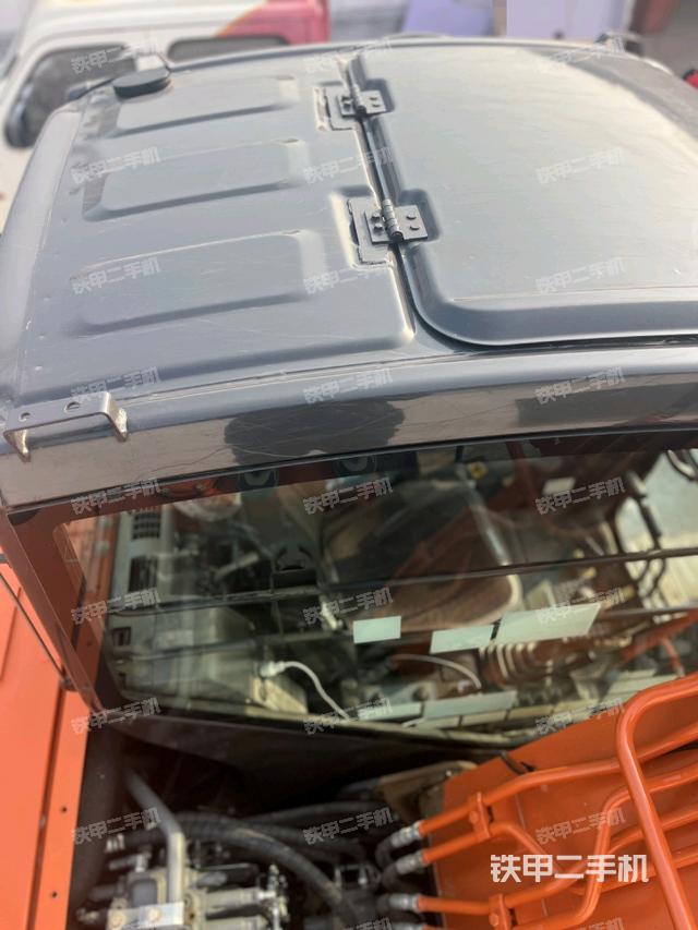 駕駛室頂部(整機(jī)外觀) 駕駛室頂部(整機(jī)外觀)