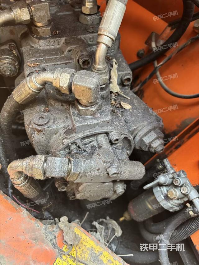 液壓泵艙室正面整體(整機外觀) 液壓泵艙室正面整體(整機外觀)
