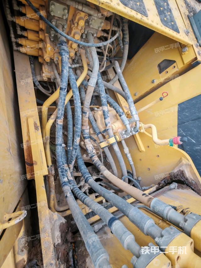 回轉(zhuǎn)馬達(dá)和主控閥（整機(jī)外觀）