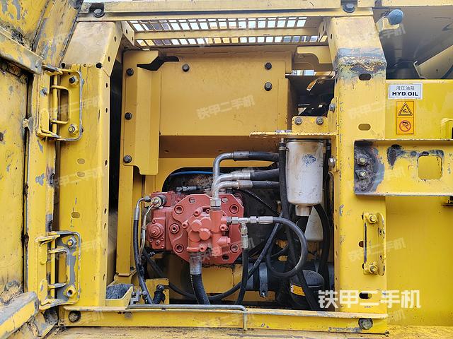 液压泵舱室正面整体（整机外观）